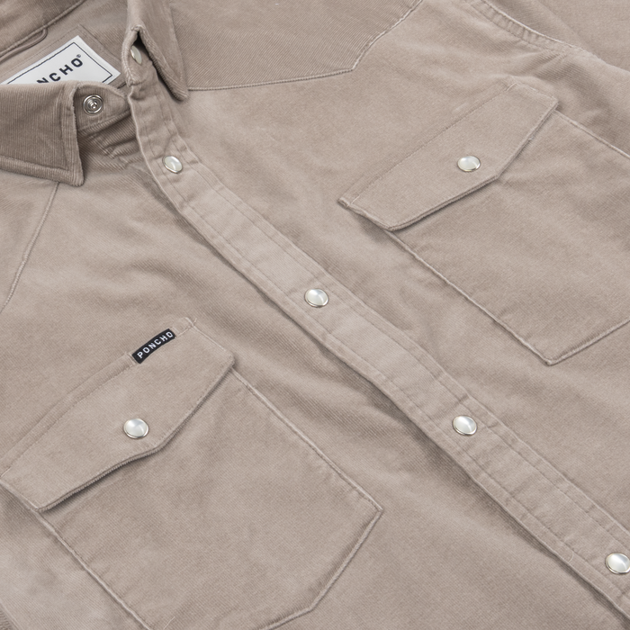 Close-up of The Mouflon shirt in beige with snap buttons and two chest pockets featuring flap closures.